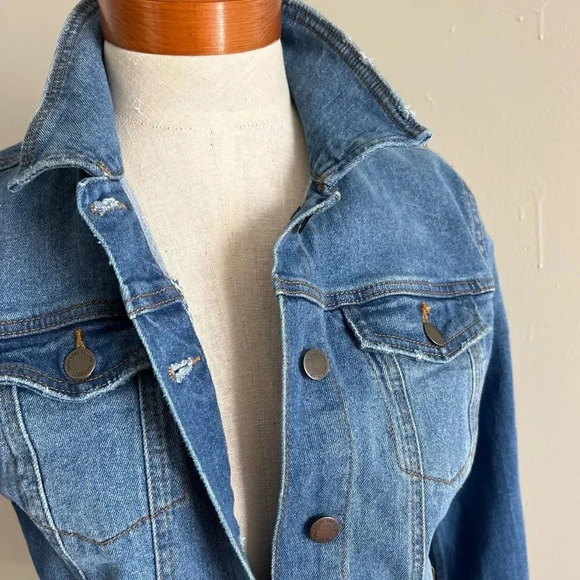 Universal Thread Medium Wash Lightly Distressed
Jean Jacket Size Small - Picture 9 of 14
